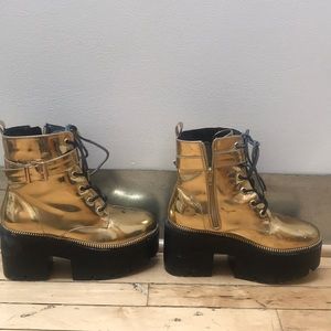 Gold platform rave boots💫